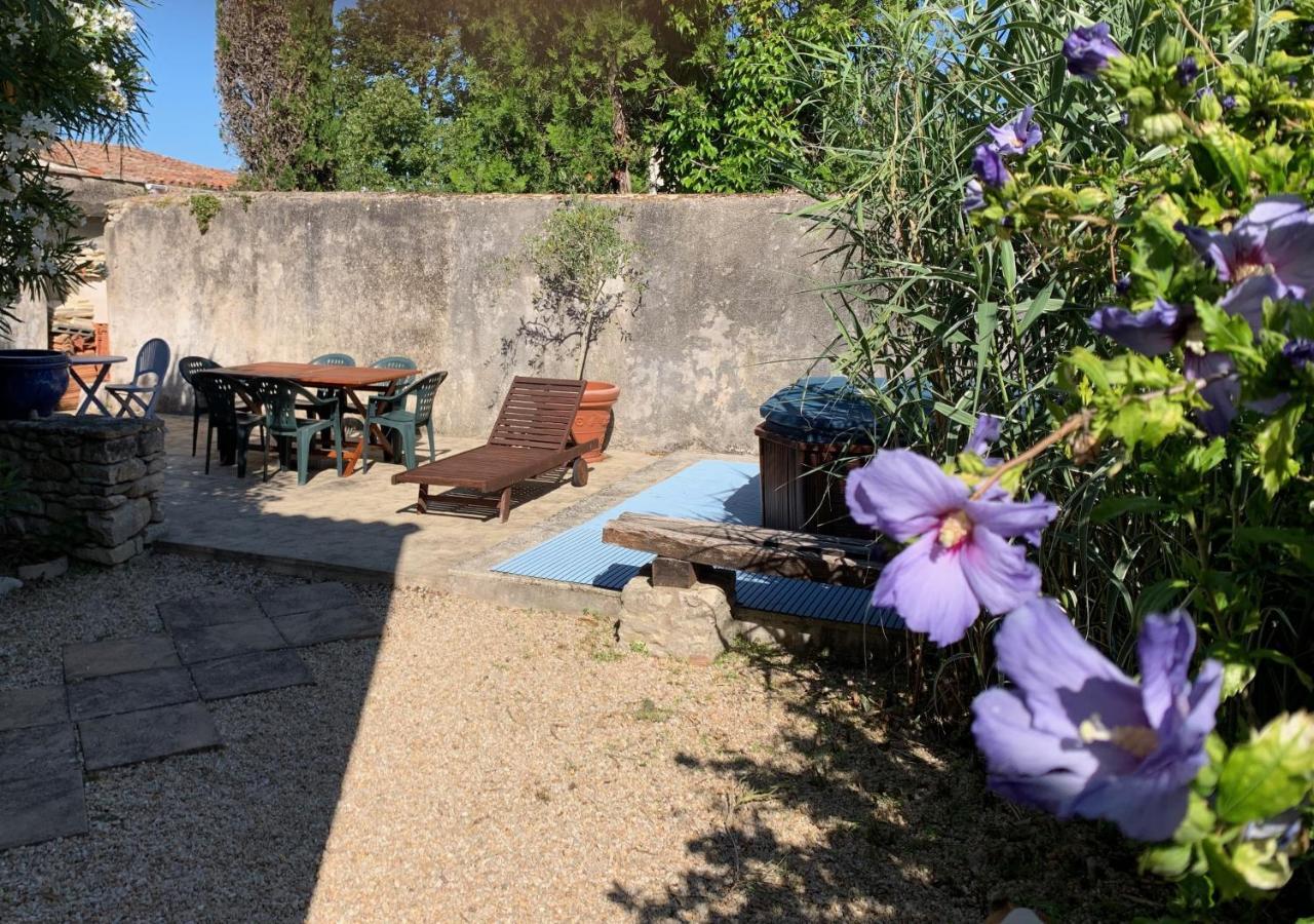 Maison De Pays Au Centre Du Village سان مارتن دو ر المظهر الخارجي الصورة